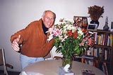 Arnold greets Sima with flowers